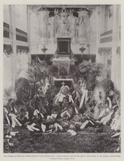 Die Beerdigung des verstorbenen Prinzen Alfred von Sachsen-Coburg-Gotha, Blumenschmuck um die Bahre in der Kirche des Schlosses Friedenstein von English Photographer