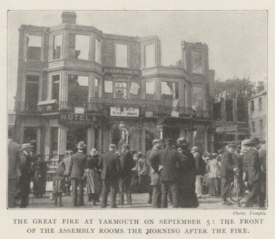 Das große Feuer in Yarmouth am 5. September, die Front der Versammlungshallen am Morgen nach dem Feuer von English Photographer