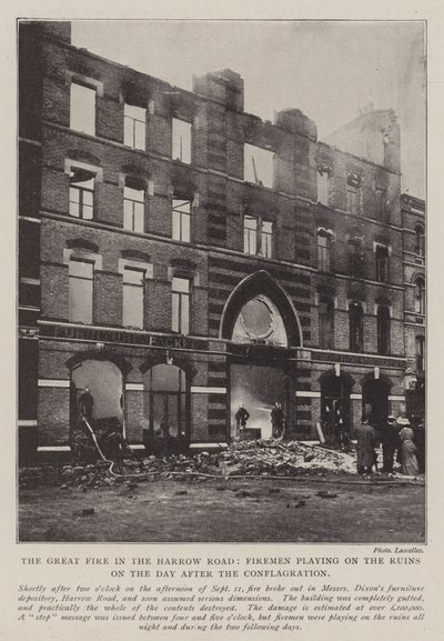 Das große Feuer in der Harrow Road, Feuerwehrleute löschen die Ruinen am Tag nach dem Brand von English Photographer