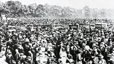 Die große Demonstration für Frauenwahlrecht im Hyde Park, Sonntag, 12. Juni 1908 von English Photographer
