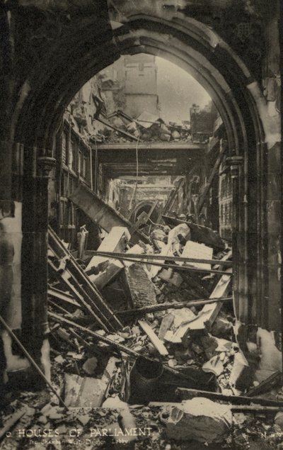 Die Houses of Parliament, London, zeigen Bombenschäden während des Zweiten Weltkriegs von English Photographer