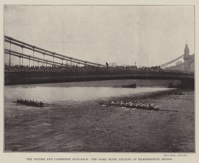 Das Oxford-und-Cambridge-Bootsrennen, die Dunkelblauen führen an der Hammersmith-Brücke von English Photographer