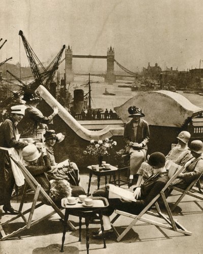 Der Pool vom Dachgarten des Langbourne Clubs für Stadtfrauen von English Photographer