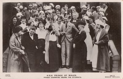 Der Prinz von Wales (später König Edward VIII.) mit einer Gruppe von Studentinnen von English Photographer