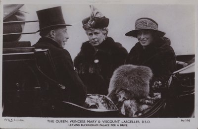 Die Königin, Prinzessin Mary und Viscount Lascelles, DSO von English Photographer