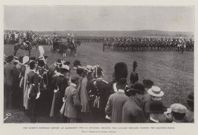 Die Geburtstagsparade der Königin in Aldershot, die 15. Husaren, an der Spitze der Kavalleriebrigade, passieren den Salutpunkt von English Photographer