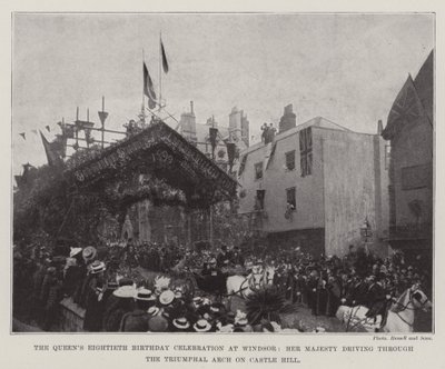 Der achtzigste Geburtstag der Königin in Windsor, Ihre Majestät fährt durch den Triumphbogen am Castle Hill von English Photographer