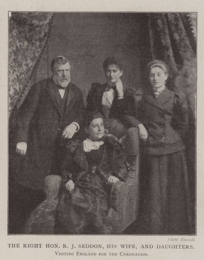Der ehrenwerte R. J. Seddon, seine Frau und Töchter, besuchen England zur Krönung von English Photographer