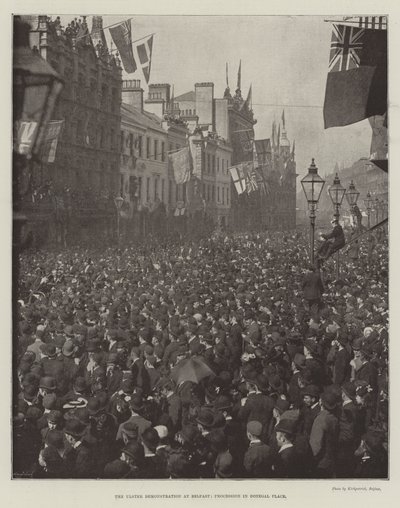Die Ulster-Demonstration in Belfast, Prozession in Donegal Place von English Photographer