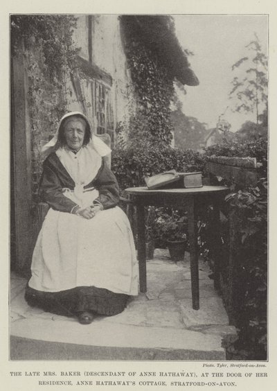 Die verstorbene Mrs Baker (Nachfahrin von Anne Hathaway) an der Tür ihres Wohnsitzes, Anne Hathaways Cottage, Stratford-on-Avon von English Photographer