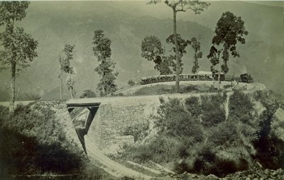 Die Schleife am Agony Point in Tindharia auf der Darjeeling Himalayan Railway, 1880er Jahre von English Photographer