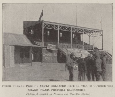 Ihr ehemaliges Gefängnis, neu freigelassene britische Truppen vor der Tribüne, Pretoria Rennbahn von English Photographer