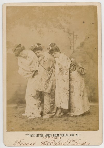 Drei kleine Mädchen aus der Schule von English Photographer