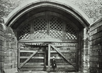 Tower of London, Tower Hill: Traitors Gate, 1890 von English Photographer