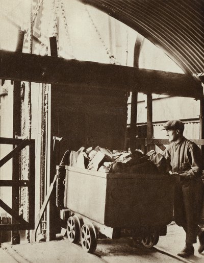 Schieferwanne erreicht die Oberfläche einer Ölschiefermine in West Calder, Schottland von English Photographer