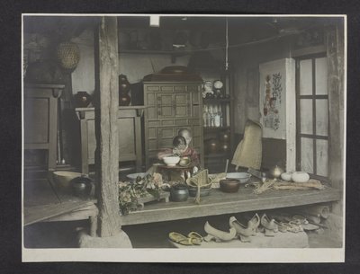 Zwei Kinder beim Essen im Haus, Fotoalbum von Korea von English Photographer