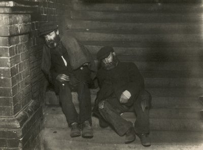 Zwei Obdachlose schlafen auf Stufen von English Photographer