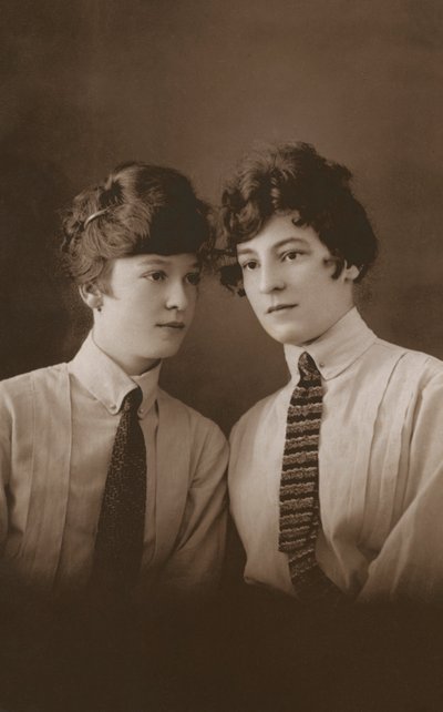 Zwei junge edwardianische Frauen mit Krawatten von English Photographer