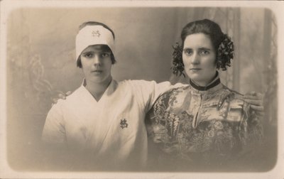 Zwei junge Frauen, die sich umarmen (s/w Foto) von English Photographer