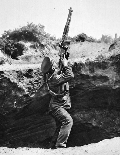 Verwendung eines Hotchkiss-Maschinengewehrs aus einem Granatloch: ein unerwarteter Angriff, aus The Illustrated War News, 2. August 1916 von English Photographer