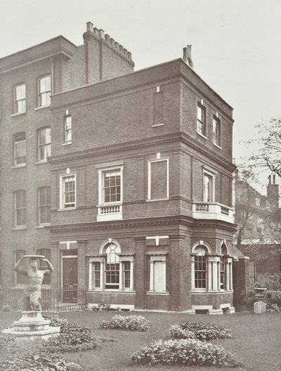 Ansicht des Clements Inn Garden House, 1885 von English Photographer