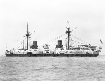 Ansicht des Panzerschiffs HMS Inflexible (Stapellauf 1876) nach dem Umbau zur Militärtakelage im Jahr 1885 von English Photographer