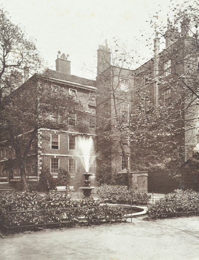 Ansicht des Brunnens im Middle Temple Fountain Court, London, 1884 von English Photographer