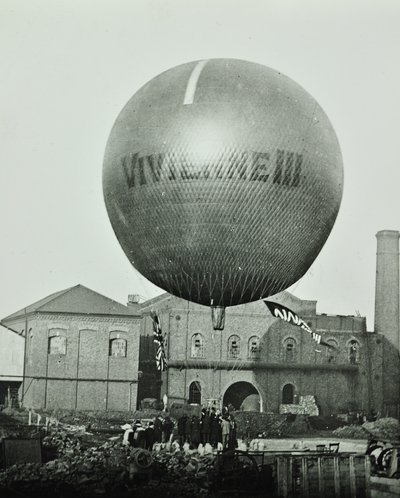 Vivienne III Ballon vor der Wandsworth Gas Company, 1898 von English Photographer