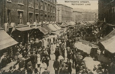 Wentworth Street, Petticoat Lane, London von English Photographer