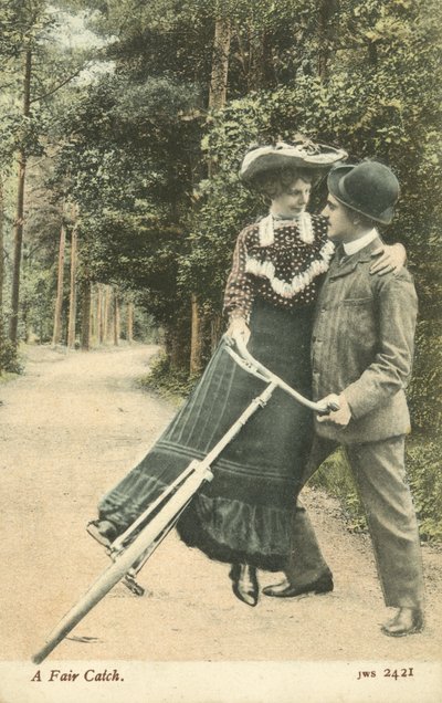 Frau fällt von ihrem Fahrrad in die Arme eines Mannes von English Photographer