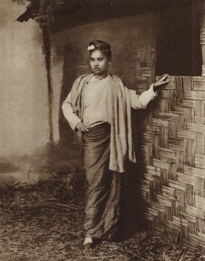 Frau mongolischer Abstammung in einem Dorf in Burma von English Photographer