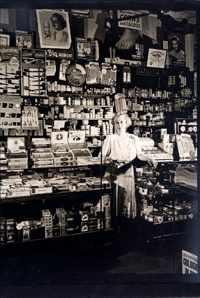Frau als Ladenbesitzerin in einem Tabakladen von English Photographer