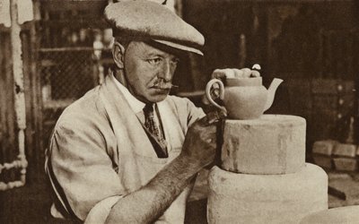 Arbeiter, der eine Teekanne in den Royal Doulton Werken, Stoke-on-Trent, Staffordshire, herstellt von English Photographer