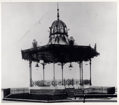 Ornamentaler Musikpavillon im East End Park, Leeds von English Photographer English Photographer