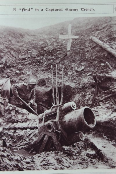 Ein Fund in einem eroberten Feindgraben, 1914-18 von English School
