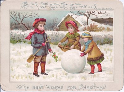 Viktorianische Weihnachtskarte von drei Kindern, die mit einem großen Schneeball spielen, ca. 1880 von English School