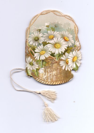 Ein Grußkartenheft in Form eines Weidenkorbs, gefüllt mit Gänseblümchen und mit einer Quaste gebunden. Der Text auf dem Korb lautet "gefüllt mit Wünschen", um 1880 von English School