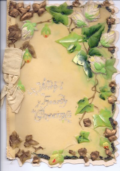 Grußkarte aus Plastik mit gold- und grüngeprägtem Efeu und einer beigen Schleife, ca. 1910 von English School