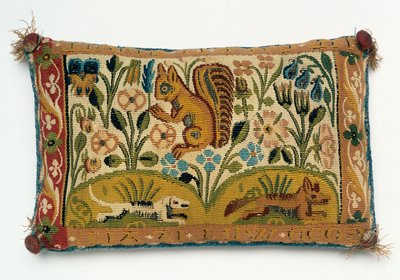 Ein Nadelkissen-Wandteppich mit einem Eichhörnchen und dem Motto 
