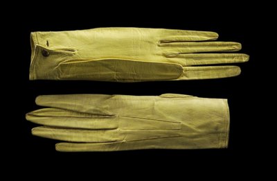 Hellgelbe handgelenklange Handschuhe, ca. 1820 von English School