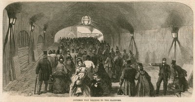 Charing Cross Station, London: Überdachter Weg zum Bahnsteig von English School