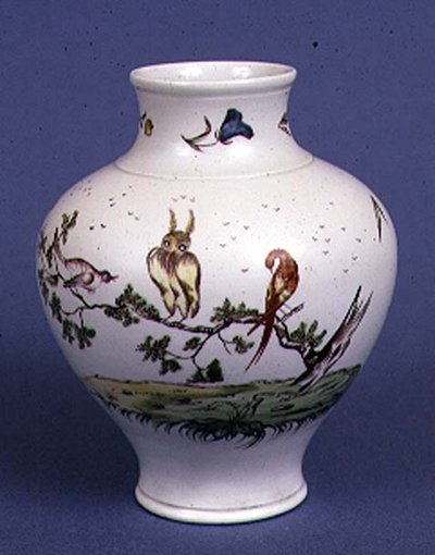 Chelsea-Vase von breiter Balusterform, dekoriert mit Vögeln, wahrscheinlich gemalt von O