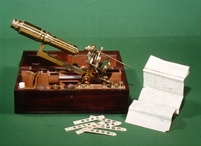 Kastenmikroskop mit Auswahl an Elfenbeinschiebern und Liste, ca. 1800 von English School