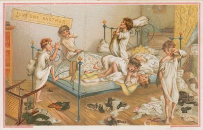Kinder, die in einem Schlafsaal raufen von English School