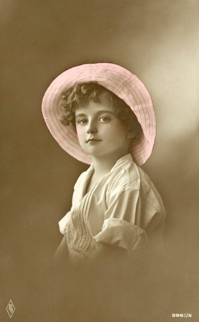 Süßer Junge mit rosa Hut von English School