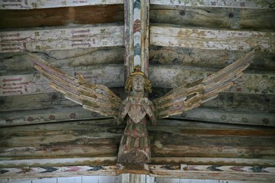Ansicht eines der geschnitzten Holzengel im Kirchenschiff von English School