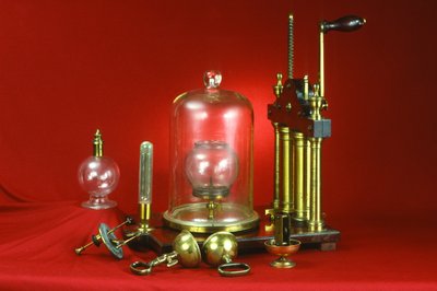Doppelzylinder-Luftpumpe, geliefert mit verschiedenen Demonstrationsexperimenten einschließlich Meerschweinchen und Feder, Magdeburger Halbkugeln, Glocke im Vakuum und kollabierende Blase, ca. 1800 von English School