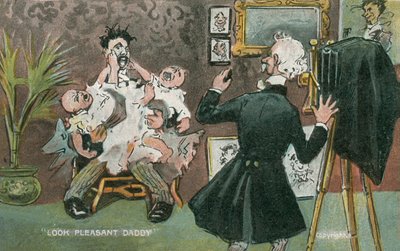 Vater posiert für ein Foto mit zwei schreienden Babys auf dem Schoß (Farblithografie) von English School
