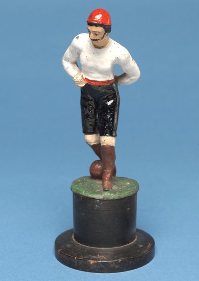 Fußballspieler mit dem Ball zu seinen Füßen von English School