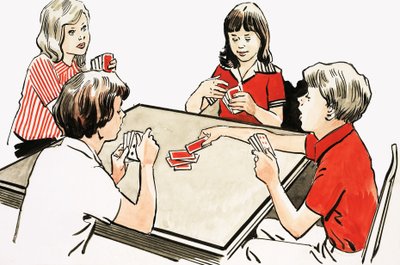 Vier Kinder spielen Karten von English School